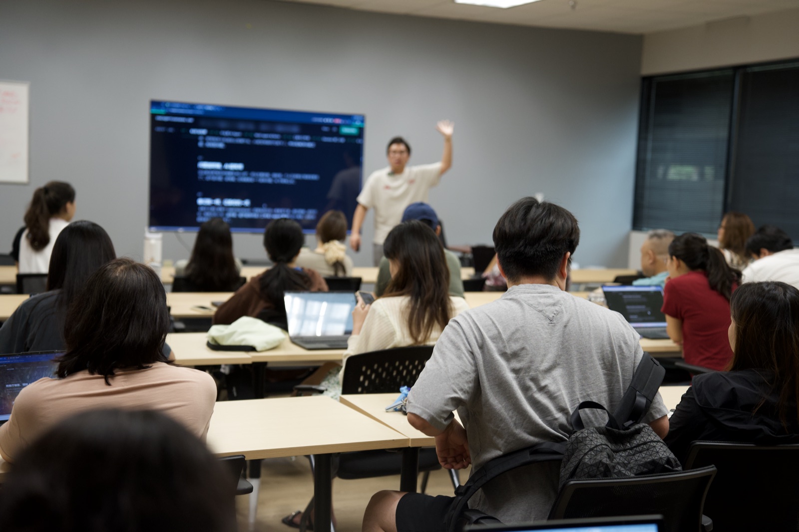 Question round with hands raised at the Aug 22 workshop